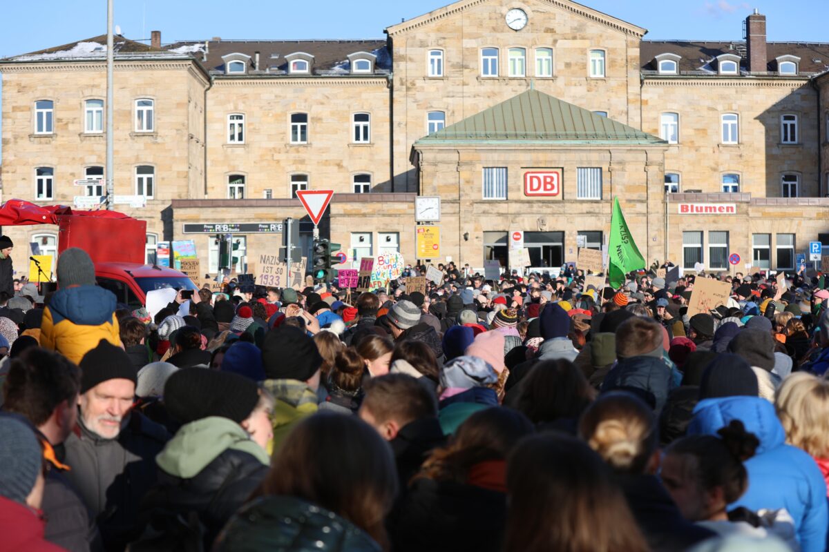 „Ganz Bamberg hasst die AfD!“ – antifaschistische und abschiebungskritische Demo platzt aus allen Nähten!